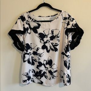 Plus - Floral Ruffle Sleeve Top - 0X